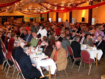 Blick in den gut gef�llten Saal
