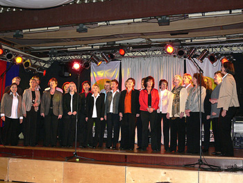 Voices 99 aus Oythe - Leitung Elisabeth Averkamp (rechts)