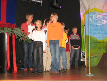 Grundschule Oythe - Dei M�se van Aite - mit Lehrerin Reinke (links)