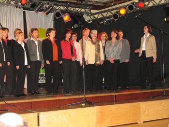 Voices 99 aus Oythe - Leitung Frau Averkamp (rechts)