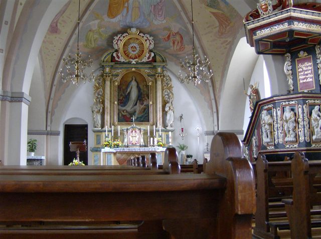 Blick auf den Marienaltar aus dem Kirchenschiff heraus