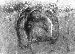 Teufelstritt an der Turmnordseite