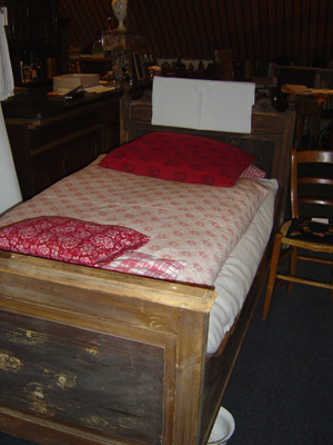 Altes Bett mit Nachtgeschirr