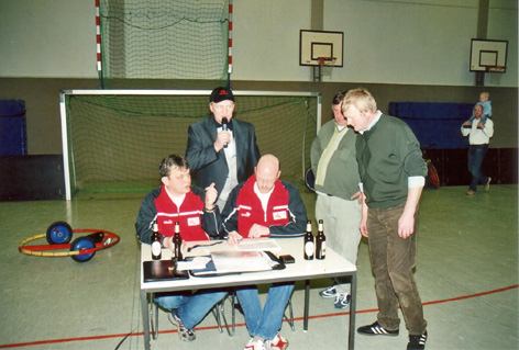 Punkterichter Stefan B�nger und Johannes M�hlmeyer, hinten Heiner Lamping, G�nther Sieveke und G�nter H�ne