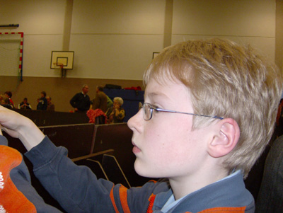 Junger FAN an der Bande